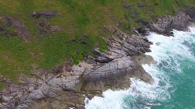 俯瞰岩石和海浪视频素材