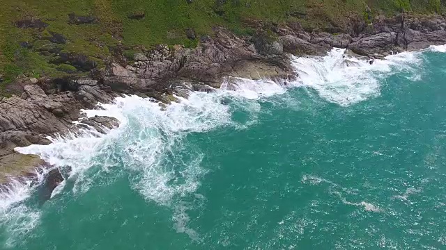 俯瞰岩石和海浪视频素材