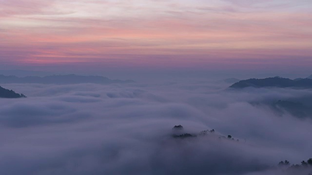 时间流逝，令人惊叹的自然雾移动在自然山在日出时间在早上视频下载