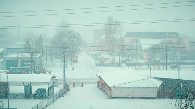 冬天大雪飘落在小镇的一条路上视频素材