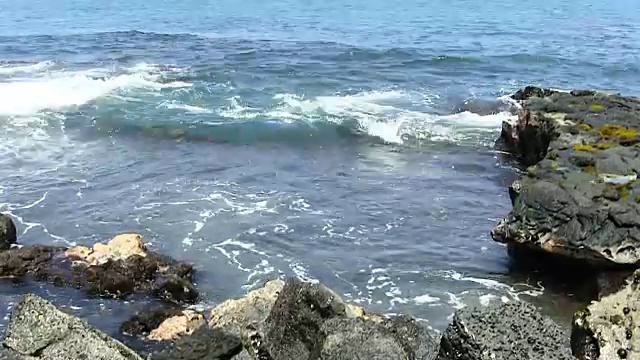 海浪和黑色熔岩岩海岸科纳夏威夷视频素材