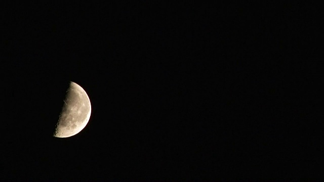 月亮在漆黑的夜空中视频素材