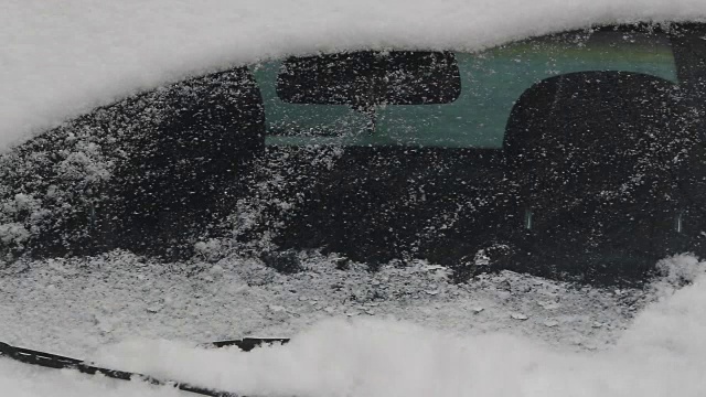 汽车雨刷清除车窗上的积雪视频素材