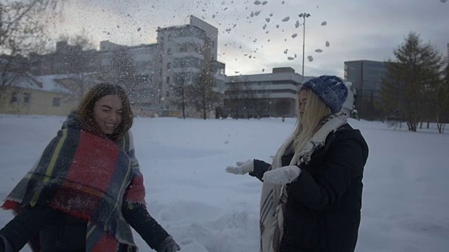 女孩子们冬天在街上鬼混视频素材