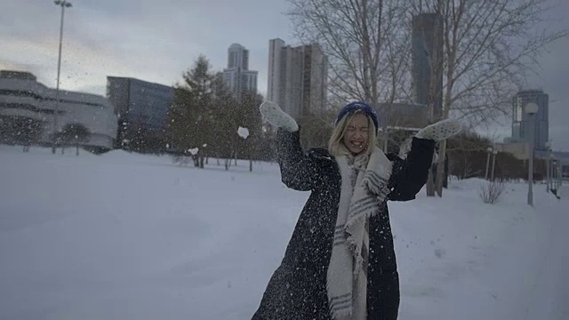 美丽的女孩玩雪和乐趣视频素材