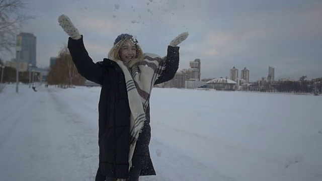 美丽的女孩玩雪和乐趣视频素材