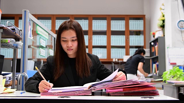 年轻的女商人正在阅读报道。视频素材