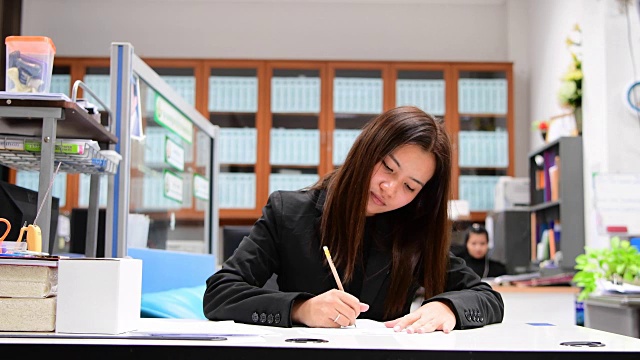 年轻女商人不满报告。视频素材