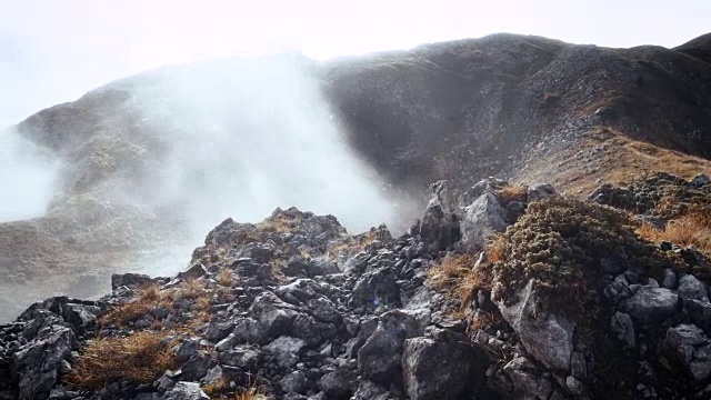 平滑的运动沿多雾的岩石山景观视频素材