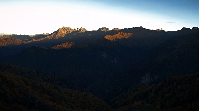 秋山日出时光流逝。太阳照亮了上衣视频素材