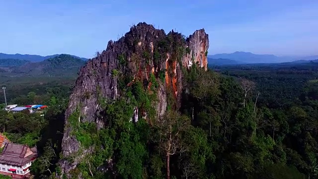 天线:苏万寺附近的孤山。视频素材