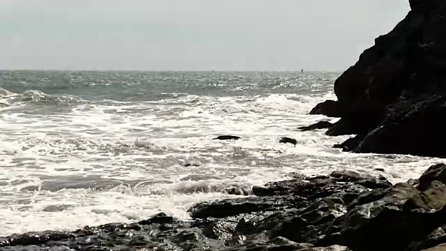 有风的一天海浪在岩石海岸马林加利福尼亚视频素材