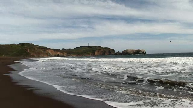 沙滩上的海浪和白云视频素材