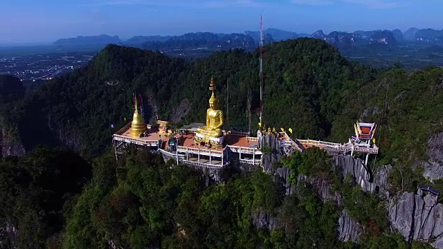 空中:绕着坐在山上的大佛飞。视频素材