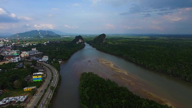 天线:交通道路附近的两块岩石之间的河流流动。视频素材