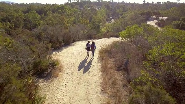 妈妈带着成年女儿徒步旅行，空中跟着拍视频素材