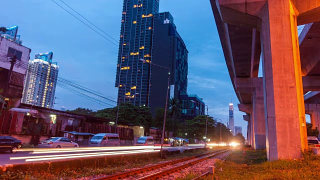 高速公路地下室旁铁路夜间交通与列车的时间流逝视频素材