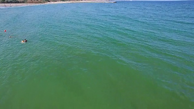 飞越黑海海岸线，倾斜视频素材