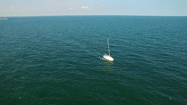 在海上对帆船进行空中飞行视频素材