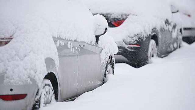 下雪时，汽车被雪覆盖视频素材