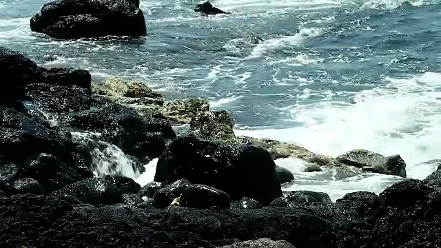 熔岩海滩与海浪汹涌视频素材