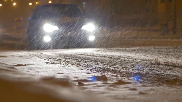 夜车驶过下雪的街道视频素材