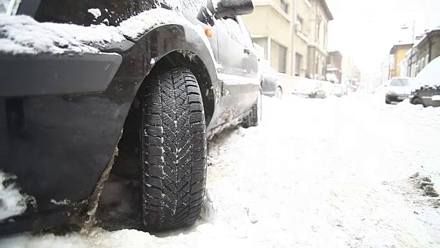 汽车陷在雪里视频素材