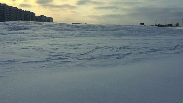 冬季景观有雪漂。冬城雪风。暴风雪的城市视频素材