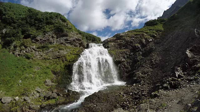 堪察加半岛山上美丽的瀑布视频素材