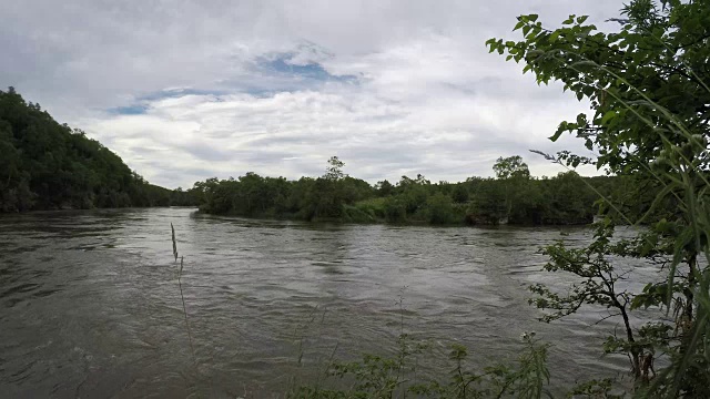 阴云密布的山区河流，河水浑浊视频下载