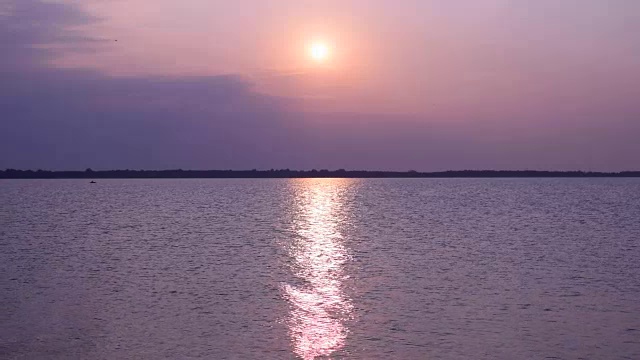 太阳照射在湖面或河流上，在水面上形成太阳路径视频素材