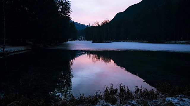 冰冻的湖面和野鸭的夕阳，慢镜头视频素材