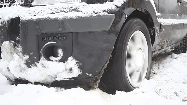 汽车陷在雪里视频素材