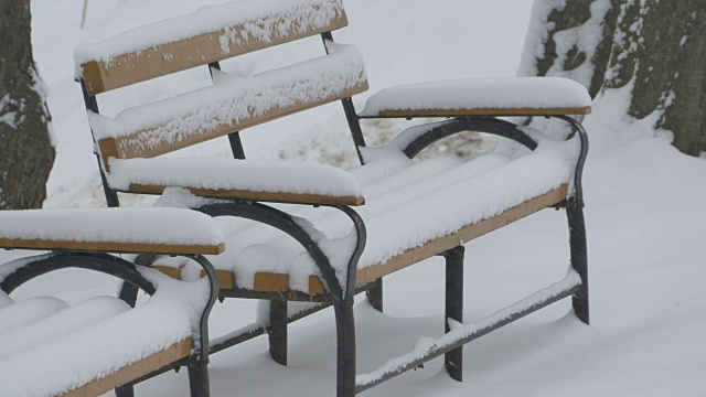 在公园长椅上下雪视频素材