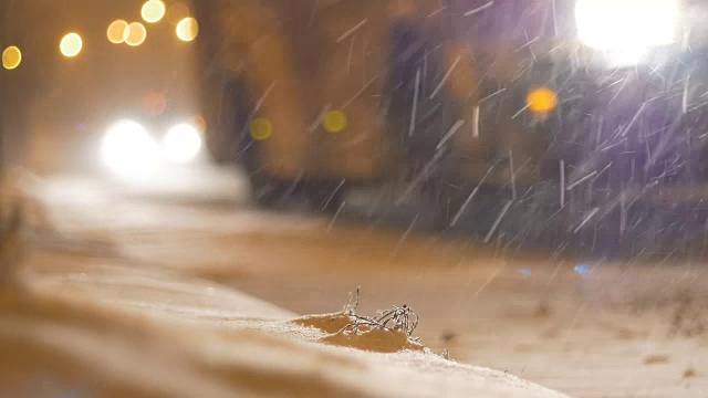 晚上下雪交通视频素材