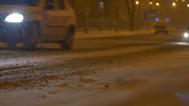 出租车驶过雪夜视频素材