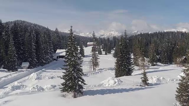 在梦幻般的白色圣诞节，通往高原滑雪场的犁过的道路视频素材