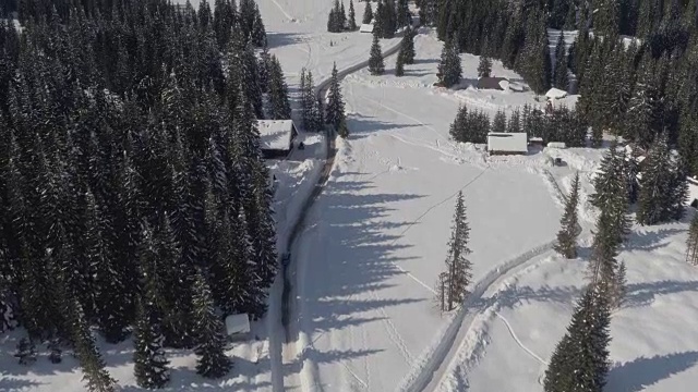 镜头:自动驾驶前往雪原上美丽的冬季滑雪场视频素材