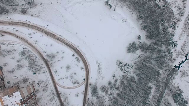 冰冻的河流和森林靠近城镇的路边视频下载