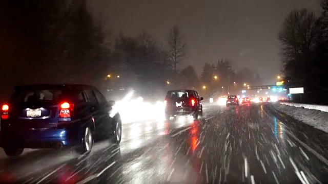 寒冷暴风雪雪夜交通流的运动视频素材