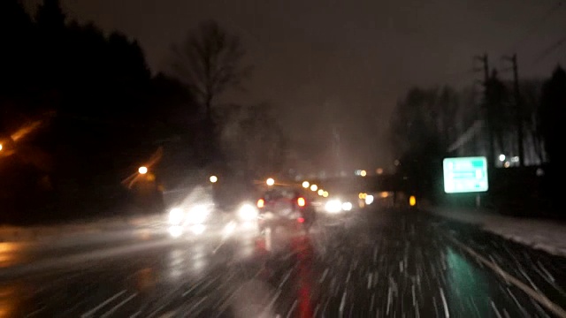 寒冷暴风雪雪夜交通流的模糊运动视频素材