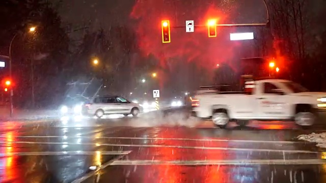 寒冷暴风雪雪夜交通流的运动视频素材