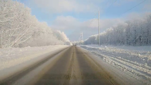 在下雪的乡村道路上驾驶POV。冬季雪山公路驾驶。森林视频素材