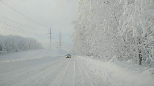 萨马拉，俄罗斯，2017年1月12日。冬季山路雪驾。视频素材