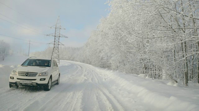 萨马拉，俄罗斯，2017年1月12日。冬季山路雪驾。视频素材