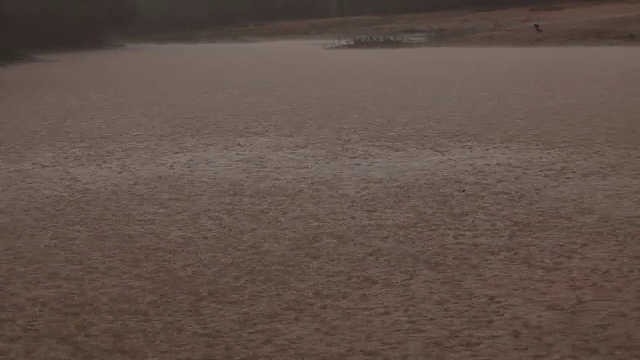 雨/洪水-水坑视频素材