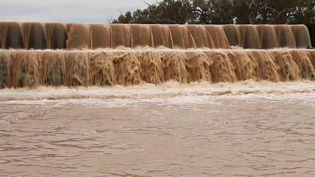 溢水形式的雨水视频素材