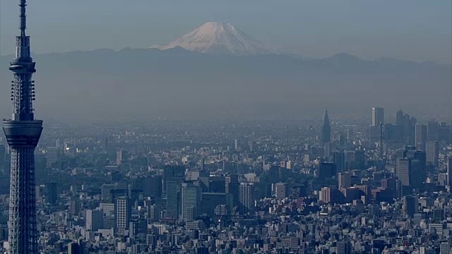 东京天际线之外的富士山，空中的积雪视频素材