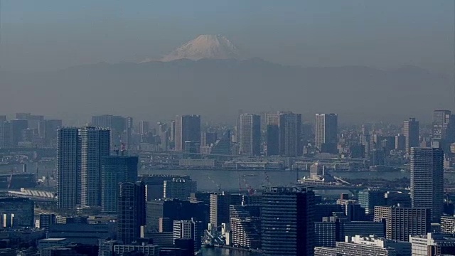 东京天际线之外的富士山，空中的积雪视频素材