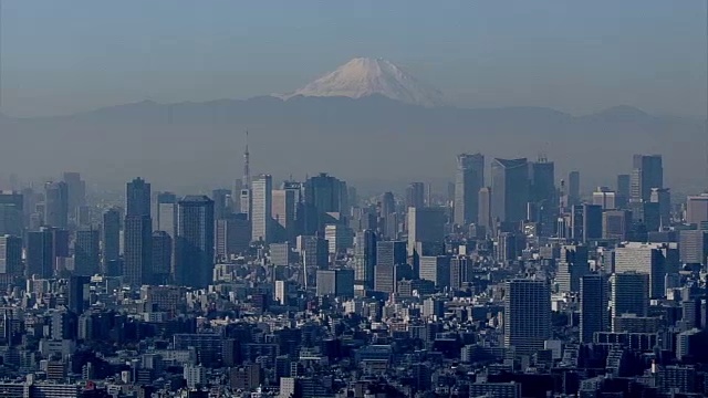 东京天际线之外的富士山，空中的积雪视频素材